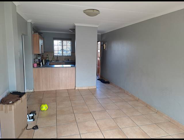 2 BEDROOM TOWNHOUSE FOR SALE IN CASTLEVIEW